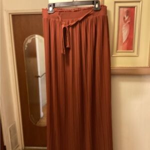 SOHO APPAREL Elegant Rust Maxi Skirt
SZ L $25